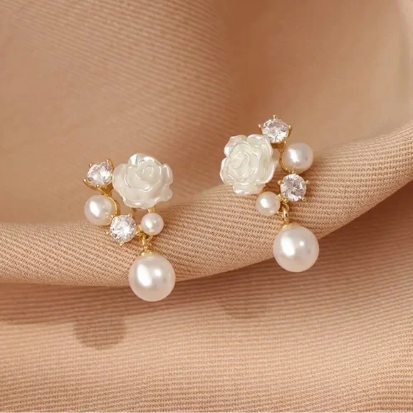 Elegant Pearl and Floral Gold Earrings. - Picture 2 of 6